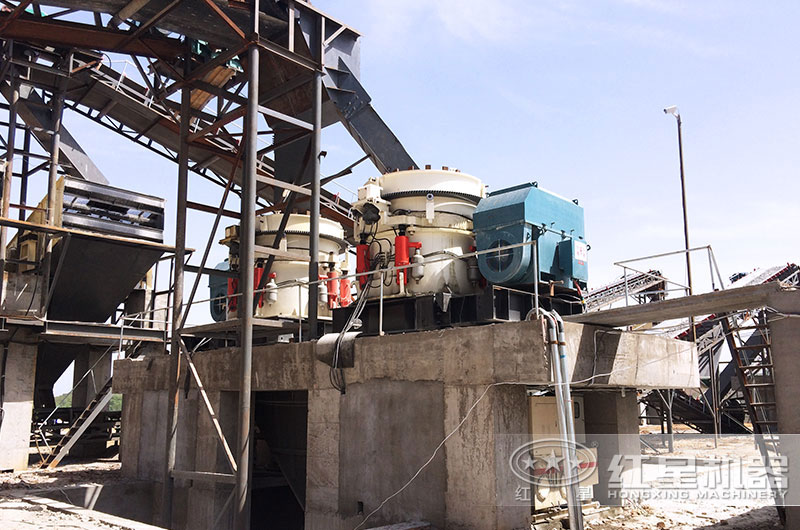 桐柏現場兩臺多缸液壓圓錐破 桐柏現場兩臺多缸液壓圓錐破