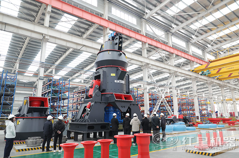 客戶參觀紅星大型雷蒙磨粉機(jī)廠區(qū)