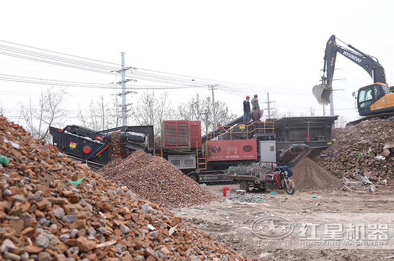 履帶移動反擊破處理磚粉垃圾現(xiàn)場