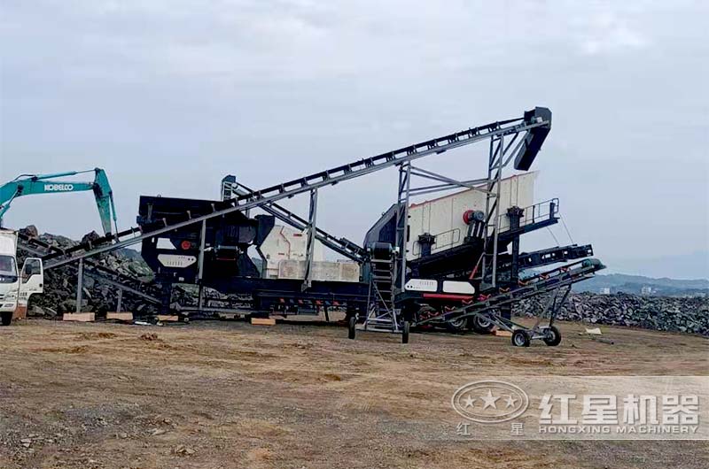 搭載“反擊破+振動篩”的移動破碎篩分機 搭載“反擊破+振動篩”的移動破碎篩分機