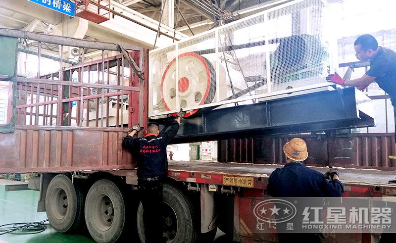 對輥破碎機車間裝車發貨