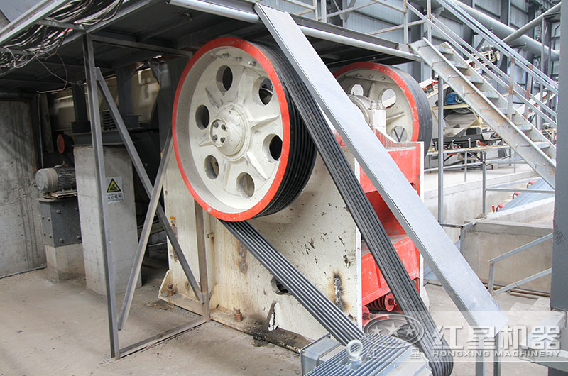 大型鄂破機(jī)作業(yè)現(xiàn)場(chǎng)實(shí)拍 大型鄂破機(jī)作業(yè)現(xiàn)場(chǎng)實(shí)拍