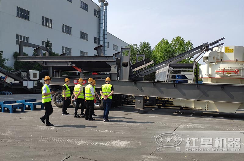 客戶來廠考察移動破石機(jī) 客戶來廠考察移動破石機(jī)