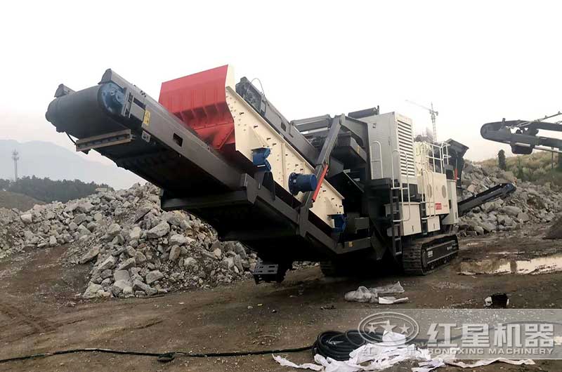 一臺履帶移動反擊破加工現場