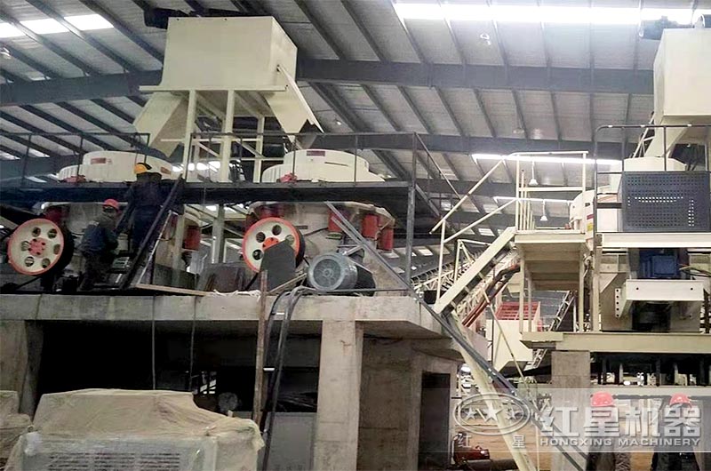 山東石灰巖制砂現場圓錐破碎機實拍