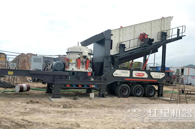 移動(dòng)破碎篩分設(shè)備現(xiàn)場(chǎng) 移動(dòng)破碎篩分設(shè)備現(xiàn)場(chǎng)