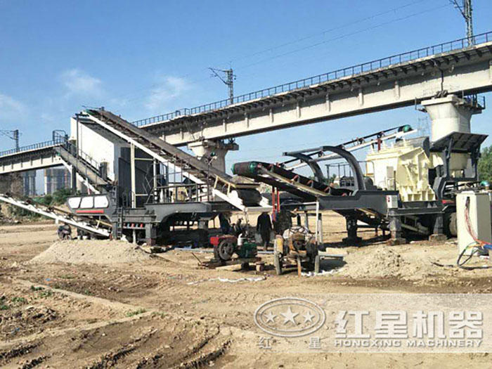 等待作業(yè)的移動(dòng)式破碎機(jī)現(xiàn)場(chǎng) 等待作業(yè)的移動(dòng)式破碎機(jī)現(xiàn)場(chǎng)