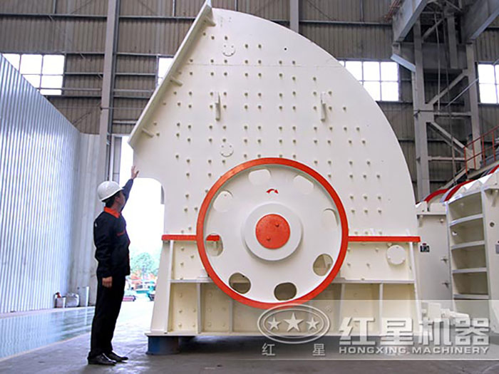 剛制作完成的重錘式破碎機(jī) 剛制作完成的重錘式破碎機(jī)