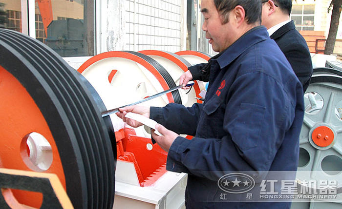 工人在仔細測量核對設備