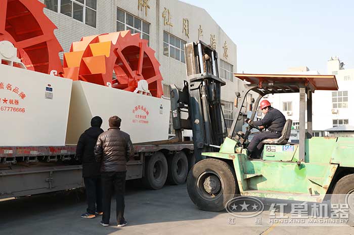 石子水洗設(shè)備正在裝車(chē)即將發(fā)往客戶現(xiàn)場(chǎng)