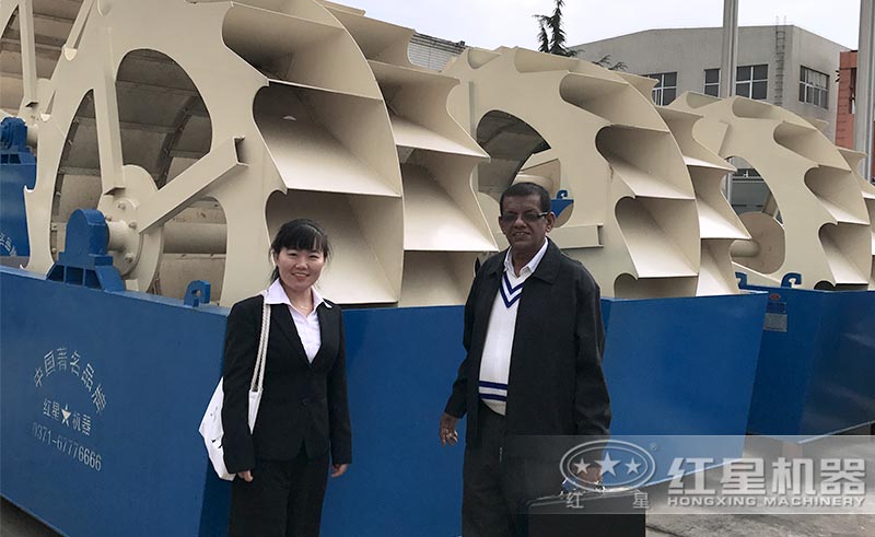 客戶來(lái)廠考察洗砂機(jī)