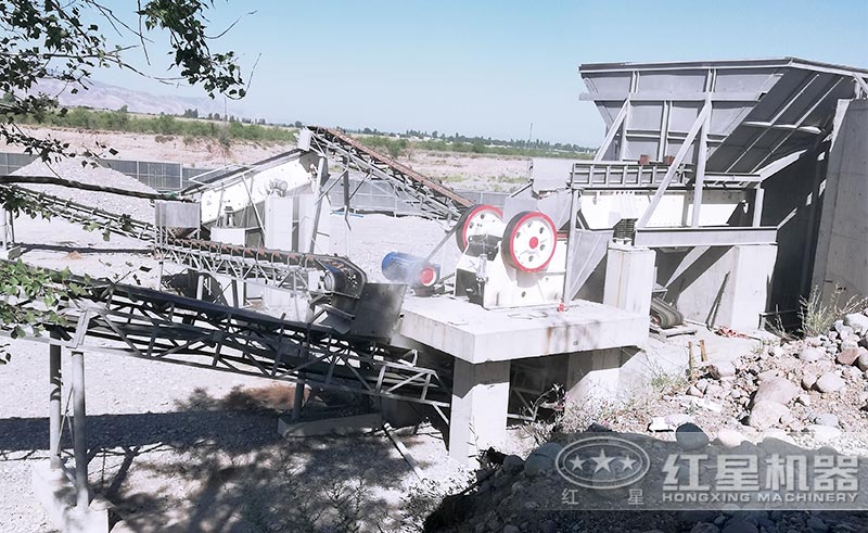 時產300噸的破碎制砂生產線中的顎式破碎機