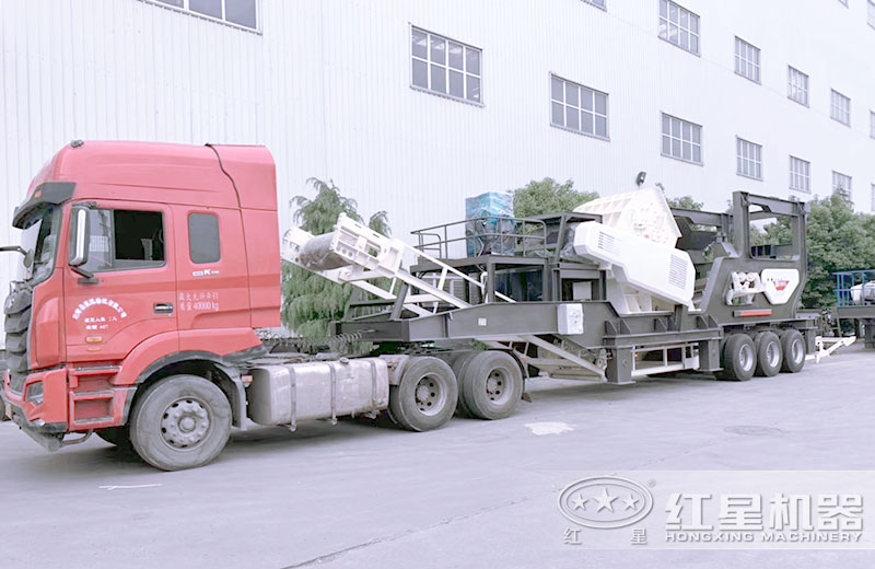 大型車載移動(dòng)式粉石機(jī)車頭牽引下行走自如