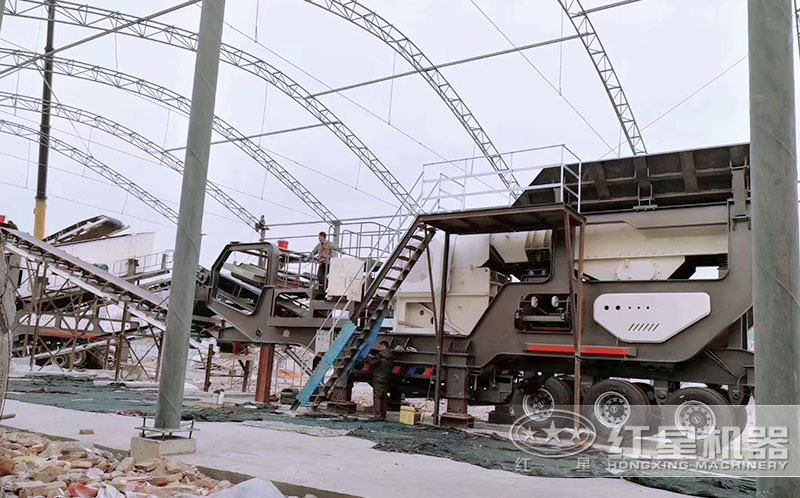 大型車載移動(dòng)式粉石機(jī)用戶投產(chǎn)現(xiàn)場
