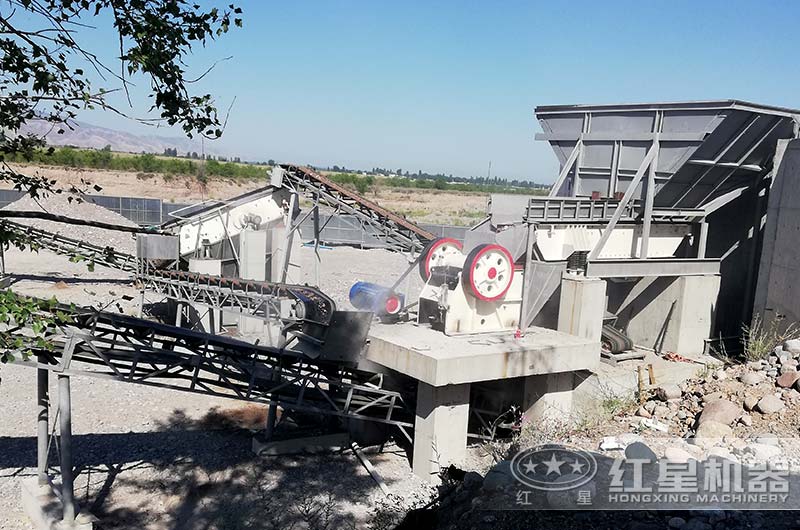 小型石子破碎現場 小型石子破碎現場