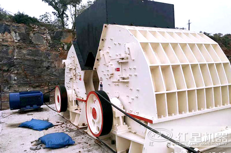 錘式破碎機(jī)現(xiàn)場 錘式破碎機(jī)現(xiàn)場