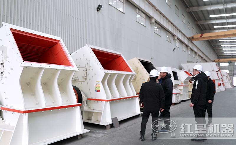 客戶來廠考察重錘式破碎機(jī)