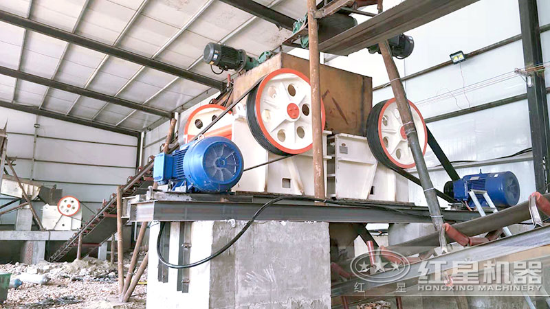 小型顎式粉碎機(jī)客戶現(xiàn)場(chǎng)一