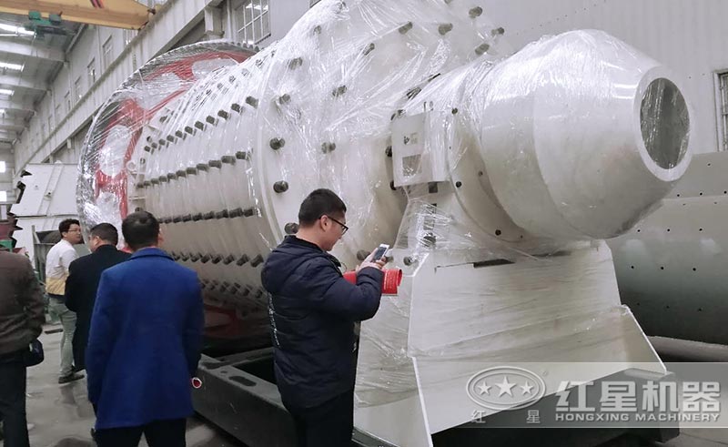 客戶來廠考察球磨機