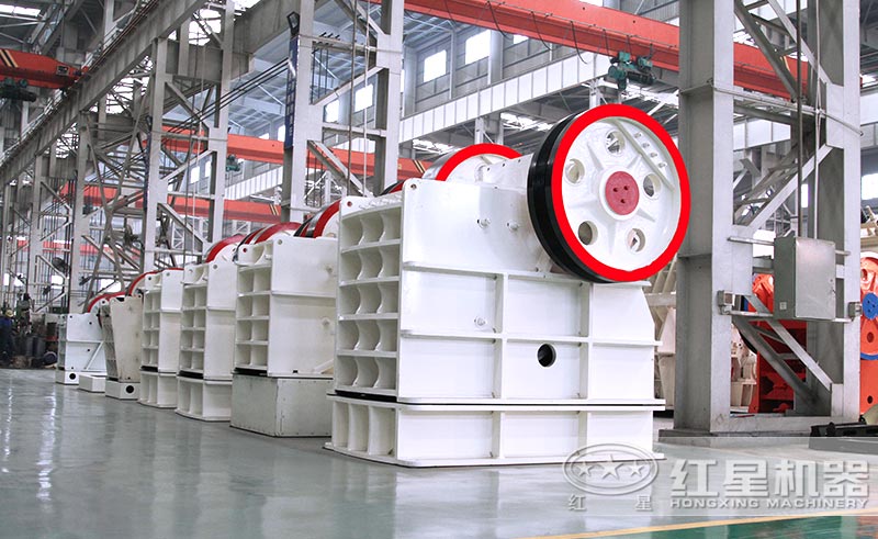 顎式破碎機是常見的粗破設(shè)備 顎式破碎機是常見的粗破設(shè)備