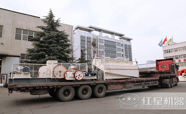 紅星對輥式破碎機發(fā)貨中