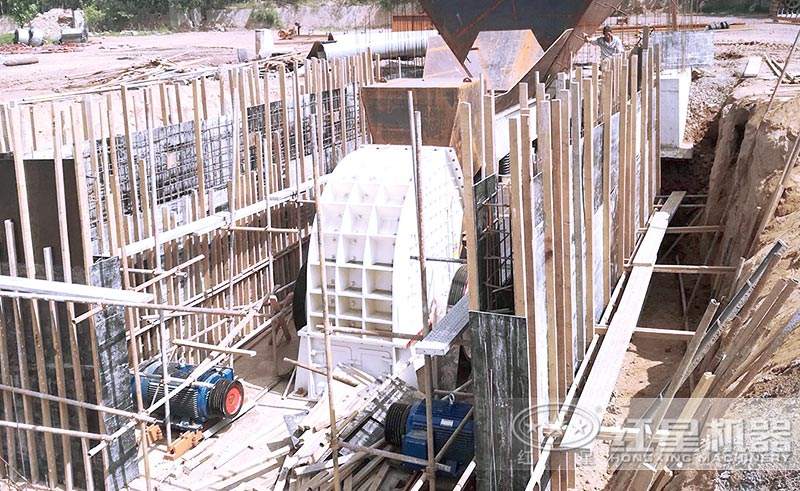 大型碎石場生產(chǎn)線設(shè)備錘式破碎機(jī)現(xiàn)場安裝中