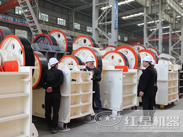 客戶來廠考察顎式破碎機