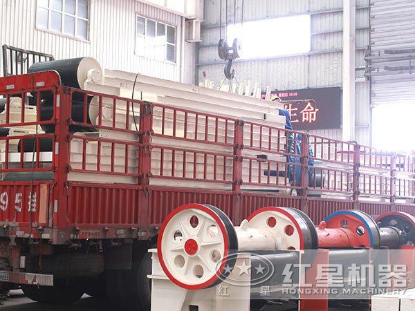 紅星皮帶輸送機正發(fā)往客戶現(xiàn)場 紅星皮帶輸送機正發(fā)往客戶現(xiàn)場