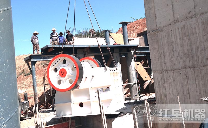 顎式破石機現場安裝中
