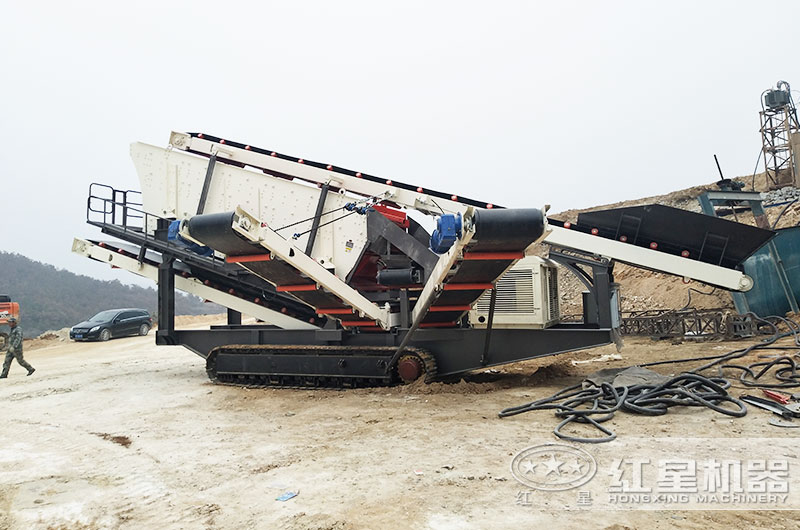 移動(dòng)式篩分站工作現(xiàn)場(chǎng)