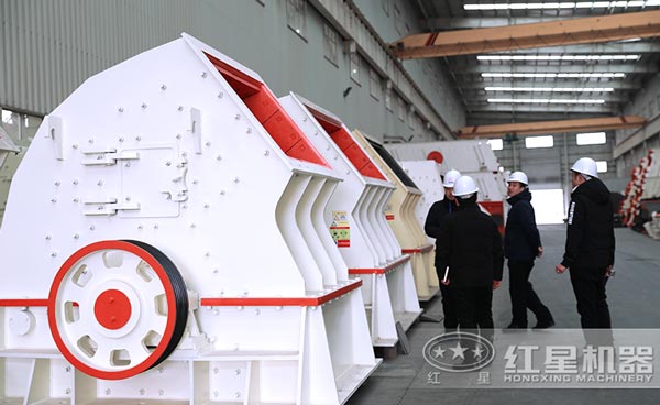 客戶來紅星現(xiàn)場考察錘式打砂機(jī)設(shè)備