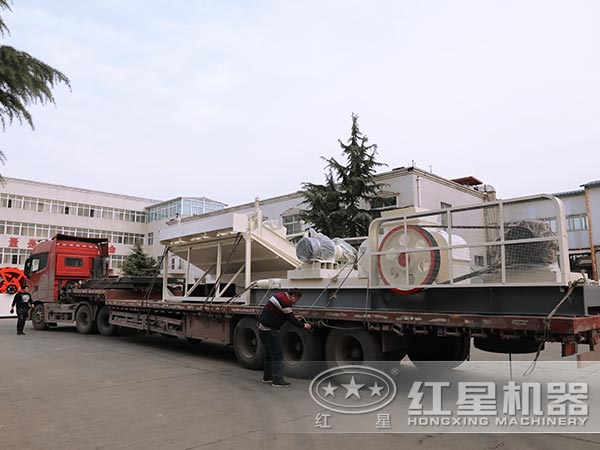 紅星對輥式破碎機發貨圖