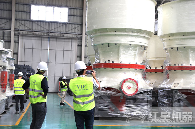 單缸圓錐破碎機(jī)用戶來廠家參觀 單缸圓錐破碎機(jī)用戶來廠家參觀