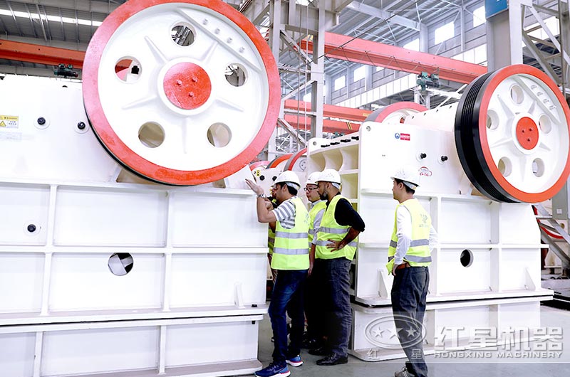 大型顎式破碎機(jī) 大型顎式破碎機(jī)