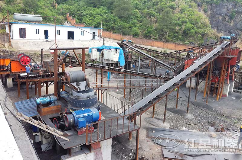 石子生產(chǎn)線現(xiàn)場(chǎng) 石子生產(chǎn)線現(xiàn)場(chǎng)