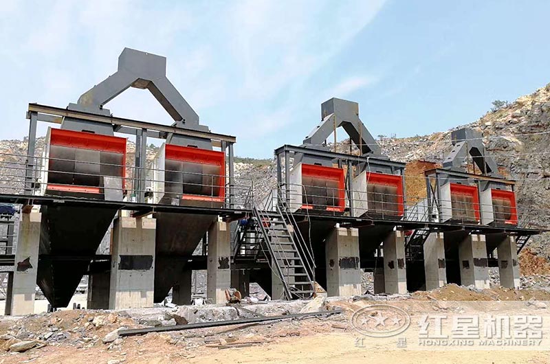 大型砂石生產線篩分機作業現場