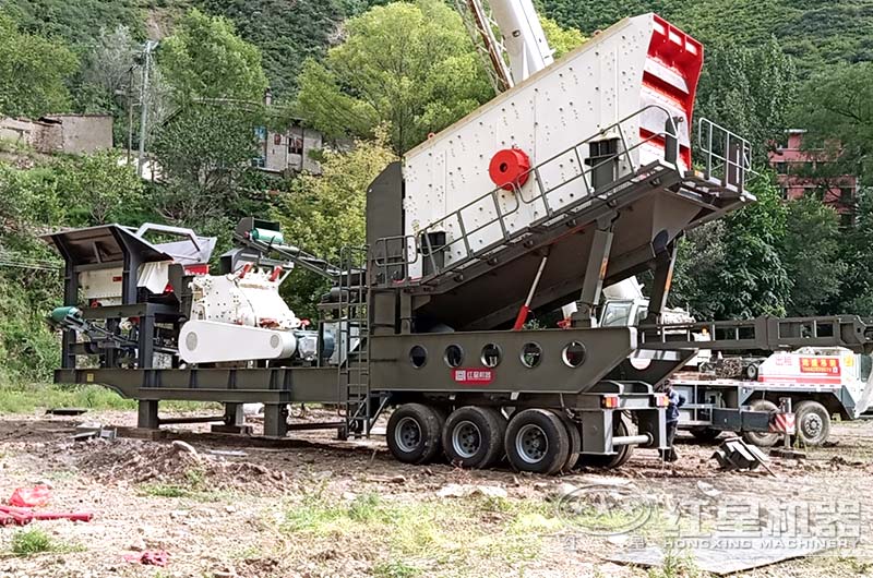 移動(dòng)破碎站生產(chǎn)現(xiàn)場(chǎng)