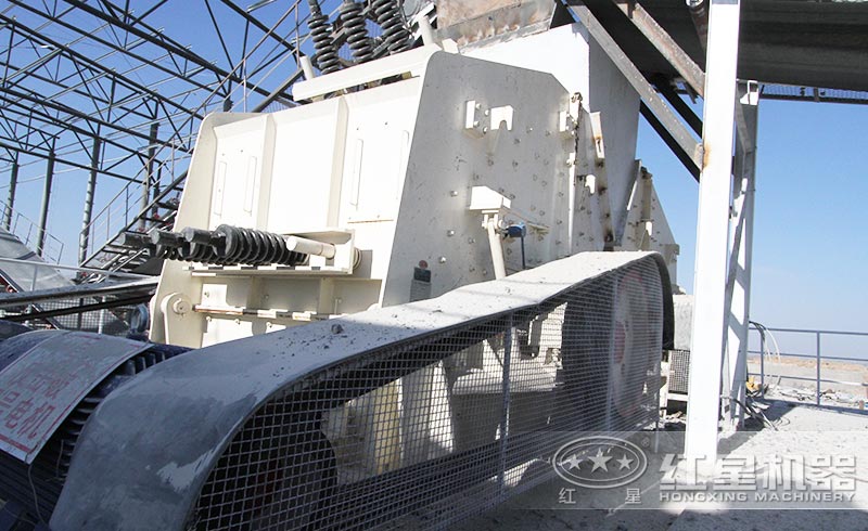 反擊式破碎機(jī)現(xiàn)場 反擊式破碎機(jī)現(xiàn)場