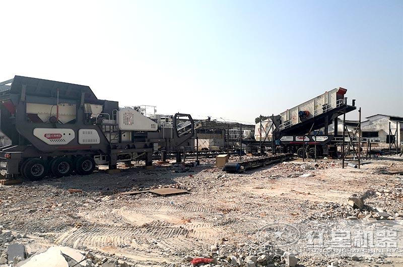 顎破移動(dòng)粉碎機(jī)和反擊破移動(dòng)粉碎機(jī)現(xiàn)場(chǎng)