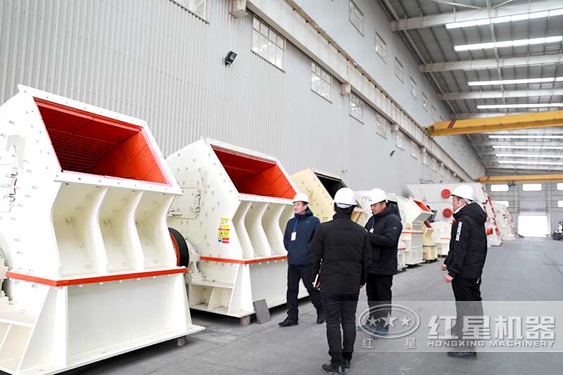 客戶來廠考察錘式破碎機(jī)