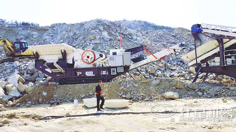 花崗巖履帶移動(dòng)式破碎機(jī)現(xiàn)場(chǎng) 花崗巖履帶移動(dòng)式破碎機(jī)現(xiàn)場(chǎng)