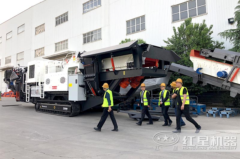 客戶來廠考察帶發電機移動式碎石機設備