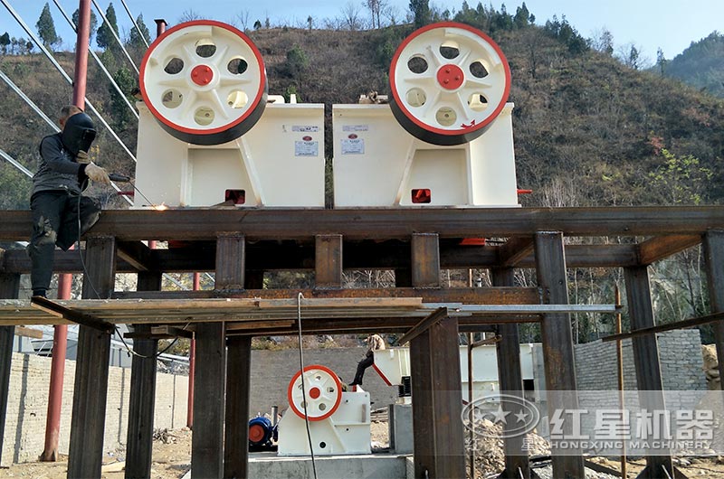 顎式破碎機加細顎破碎機安裝現(xiàn)場