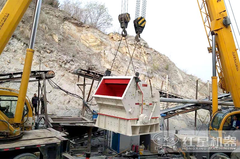 反擊式破碎機(jī)現(xiàn)場(chǎng) 反擊式破碎機(jī)現(xiàn)場(chǎng)