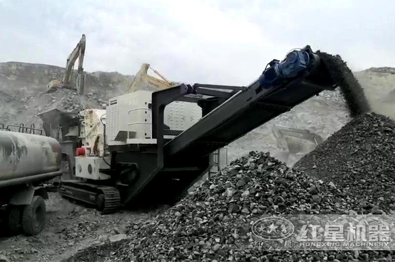 履帶移動反擊破加工石料現場