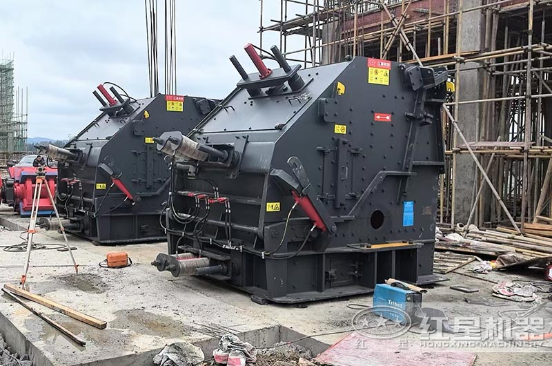 反擊式破碎機大型現場安裝中 反擊式破碎機大型現場安裝中