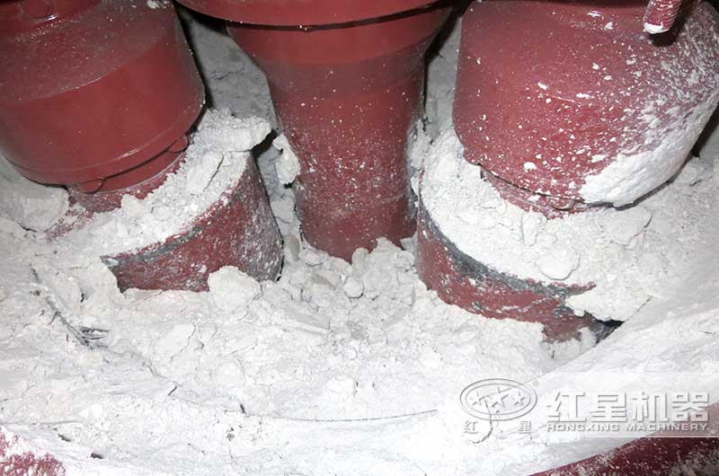 高嶺土粉磨加工中 高嶺土粉磨加工中