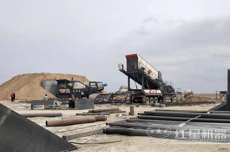 移動式破碎機(jī)處理鐵礦石安裝現(xiàn)場