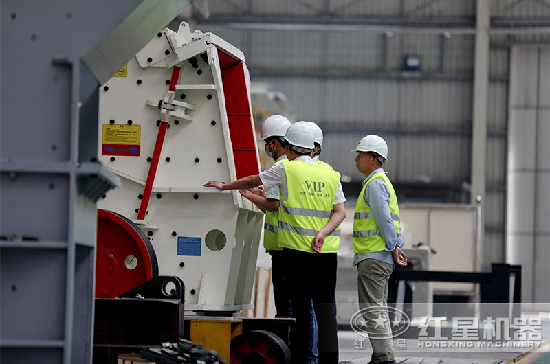 客戶來廠考察CI反擊破石機(jī) 客戶來廠考察CI反擊破石機(jī)