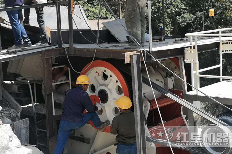 鄂式破碎機(jī)現(xiàn)場(chǎng) 鄂式破碎機(jī)現(xiàn)場(chǎng)